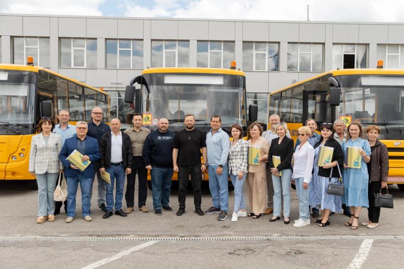 Нові шкільні автобуси для Полтавщини: шість громад отримали транспорт