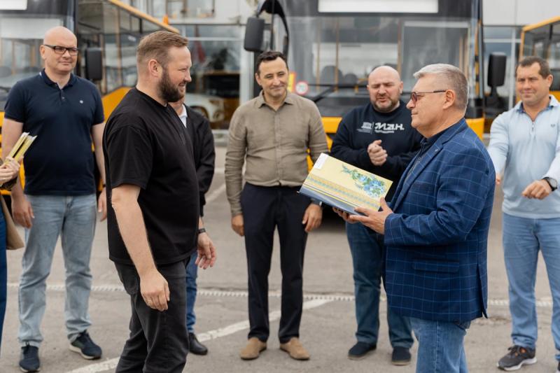 Нові шкільні автобуси для Полтавщини: шість громад отримали транспорт