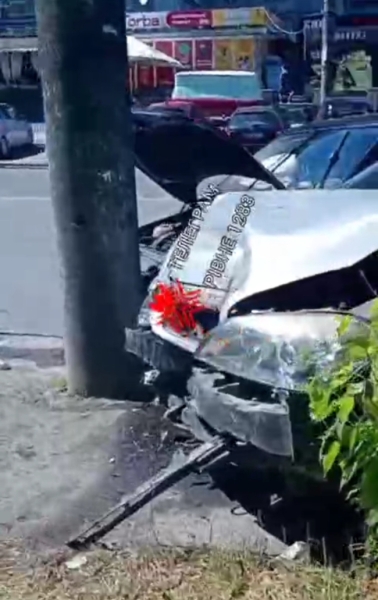 Один водій у Рівному врізався у стовп, а інший ледве не зачепив дерево