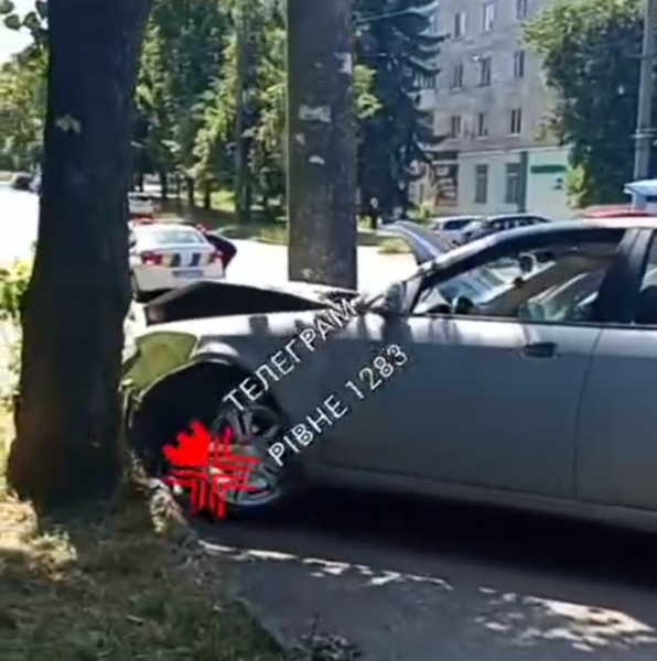 Один водій у Рівному врізався у стовп, а інший ледве не зачепив дерево