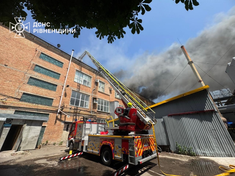 Палає покрівля: про пожежу, яку помітило мало не все Рівне