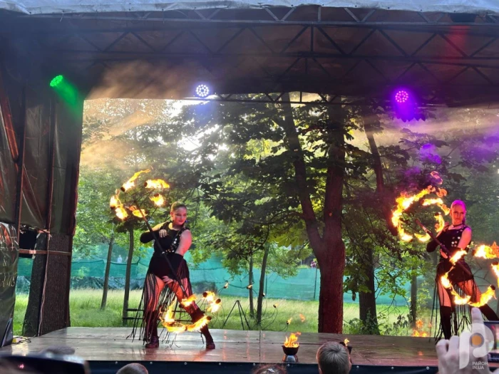 Парк ліхтарів в центрі Луцька: понад 30 світлових інсталяцій та вогняні шоу тішать глядачів