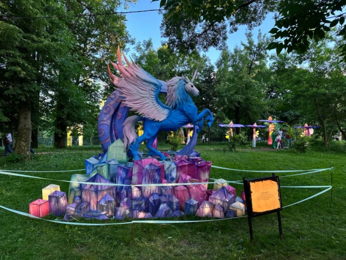 Парк ліхтарів в центрі Луцька: понад 30 світлових інсталяцій та вогняні шоу тішать глядачів