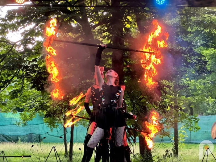 Парк ліхтарів в центрі Луцька: понад 30 світлових інсталяцій та вогняні шоу тішать глядачів