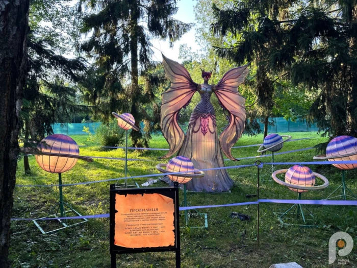 Парк ліхтарів в центрі Луцька: понад 30 світлових інсталяцій та вогняні шоу тішать глядачів