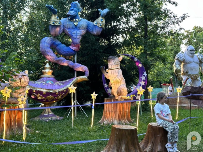 Парк ліхтарів в центрі Луцька: понад 30 світлових інсталяцій та вогняні шоу тішать глядачів