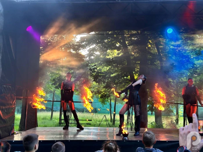 Парк ліхтарів в центрі Луцька: понад 30 світлових інсталяцій та вогняні шоу тішать глядачів