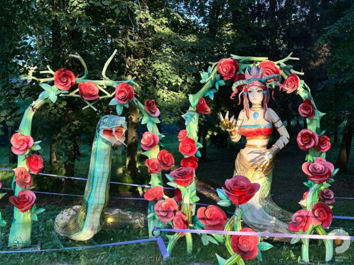 Парк ліхтарів в центрі Луцька: понад 30 світлових інсталяцій та вогняні шоу тішать глядачів