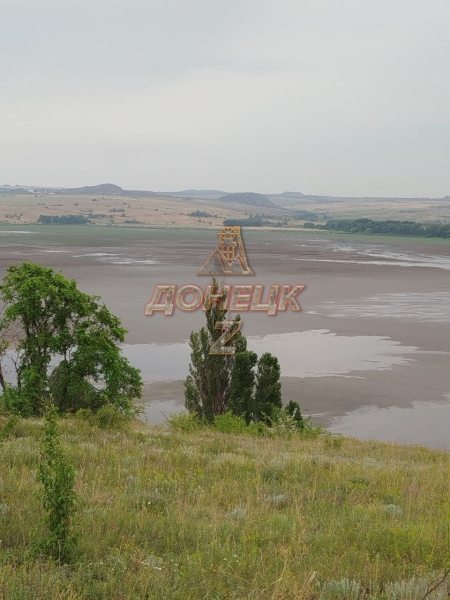 Порожні крани, дірки в трубах та «річки» на вулицях: куди пішла вода з окупованих міст Донеччини