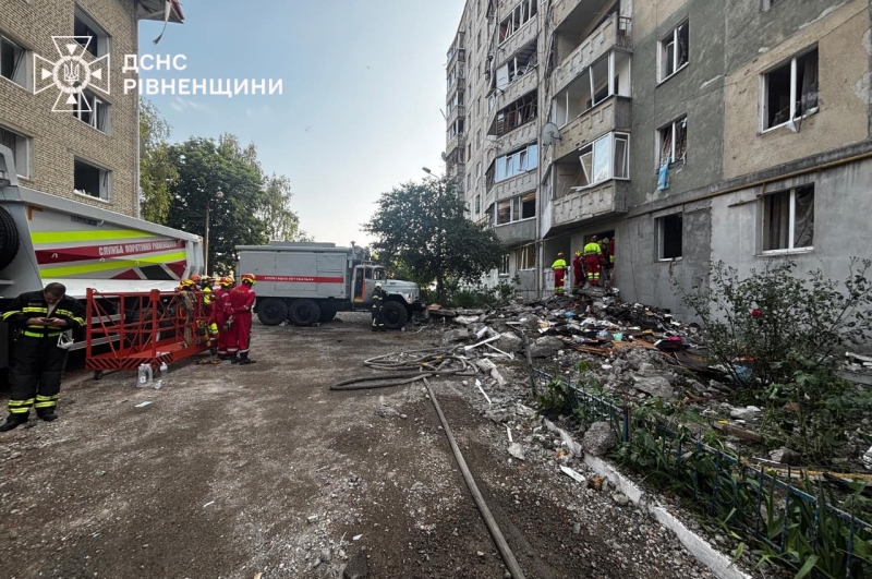 Рівняни активно допомагають розбирати завали після удару Росії по Луцьку