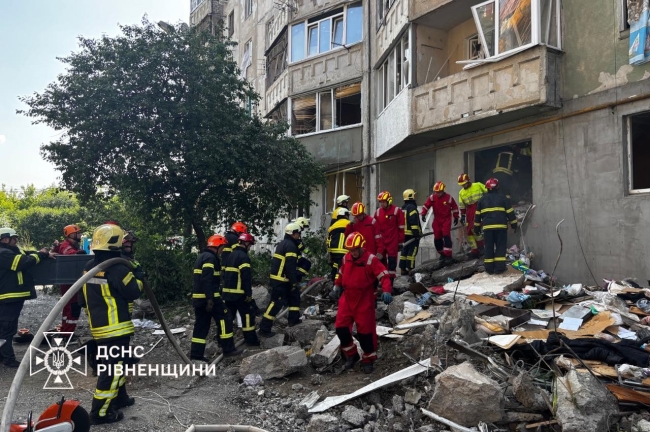 Рівняни активно допомагають розбирати завали після удару Росії по Луцьку