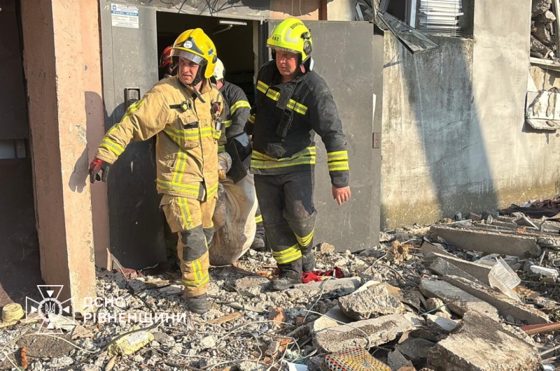 Рівняни активно допомагають розбирати завали після удару Росії по Луцьку
