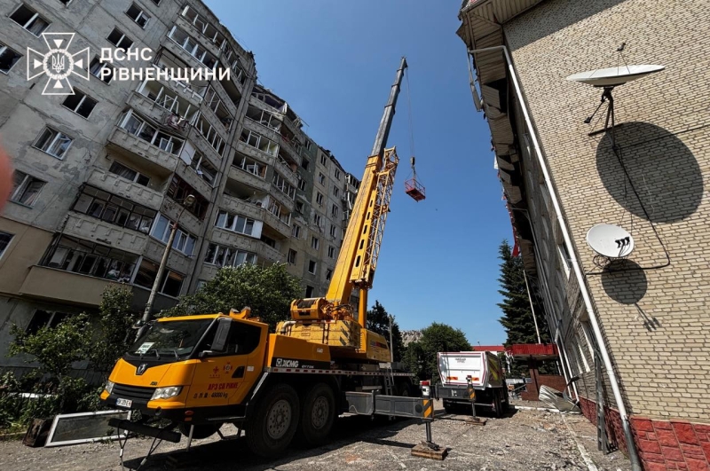 Рівняни активно допомагають розбирати завали після удару Росії по Луцьку