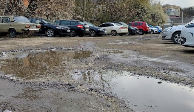 У центрі Рівного буде щонайменше 10 парковок &mdash; за місця там треба буде платити