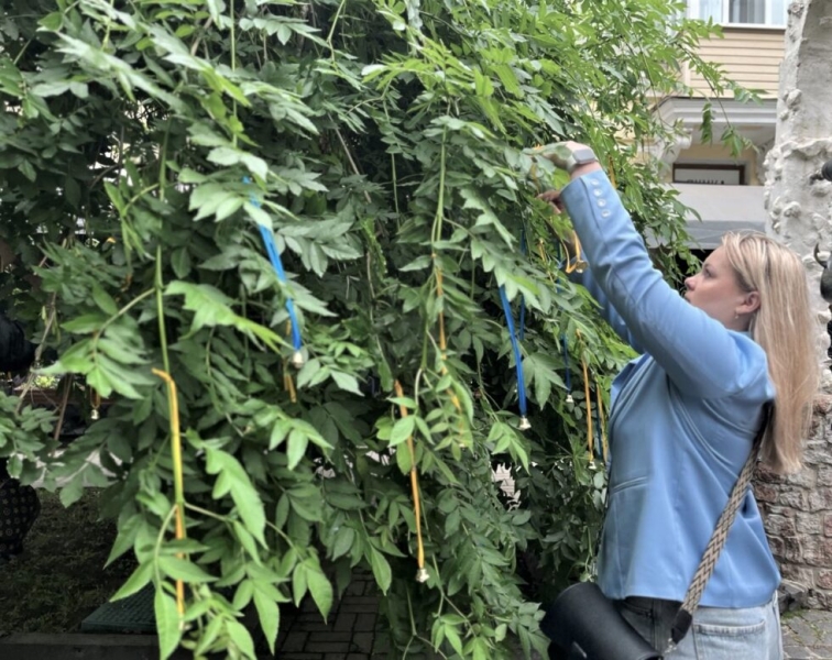 У центрі Сум повісили дзвіночки у пам&rsquo;ять про загиблих дітей