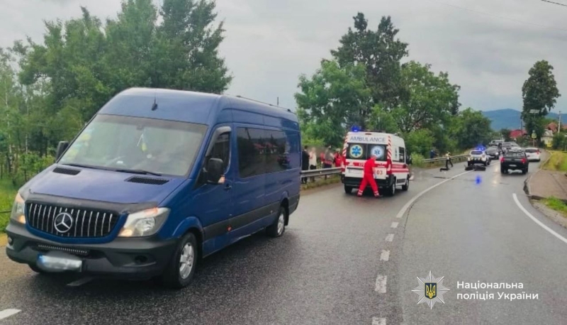 У Делятині на “зустрічній” зіткнулися мотоцикл та мікроавтобус: загинули двоє людей (ФОТО)
