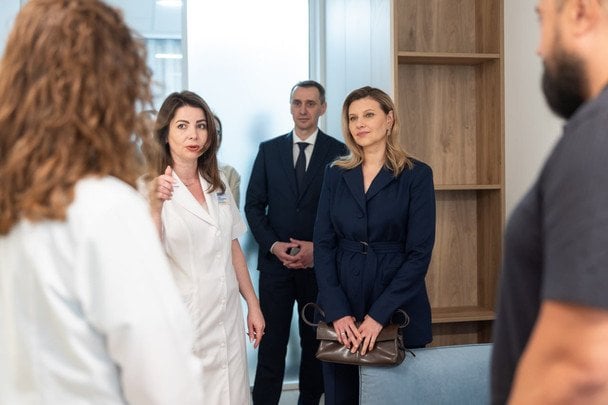 У діловому костюмі і з темно-коричневою сумкою перша леді України відвідала Дніпропетровщину