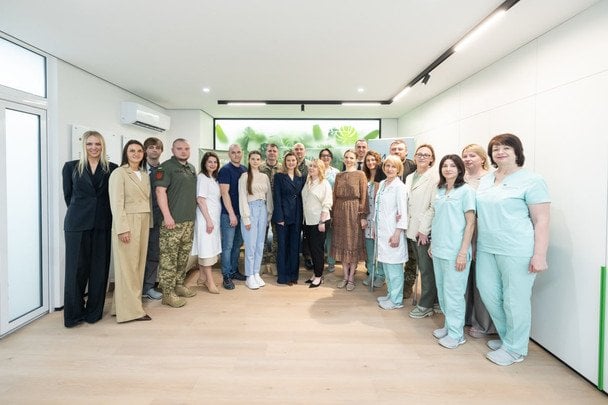 У діловому костюмі і з темно-коричневою сумкою перша леді України відвідала Дніпропетровщину