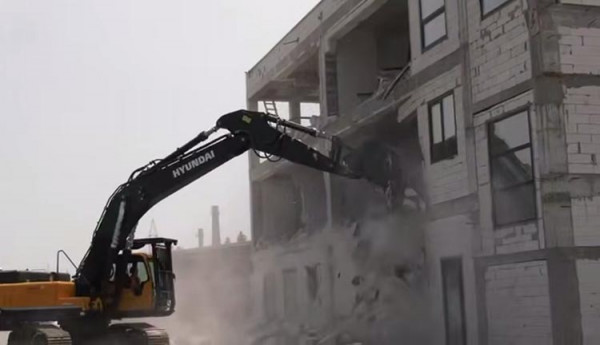 У Дніпрі «мер приїхав на бульдозері» і зніс незаконне будівництво