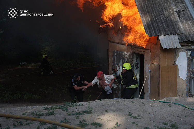 У Дніпрі надзвичайники вивели з сусіднього палаючого будинку літнього чоловіка