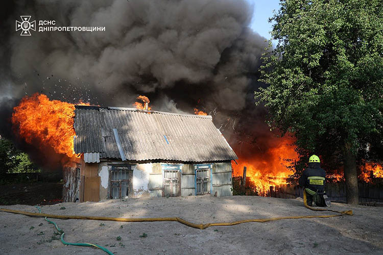 У Дніпрі надзвичайники вивели з сусіднього палаючого будинку літнього чоловіка