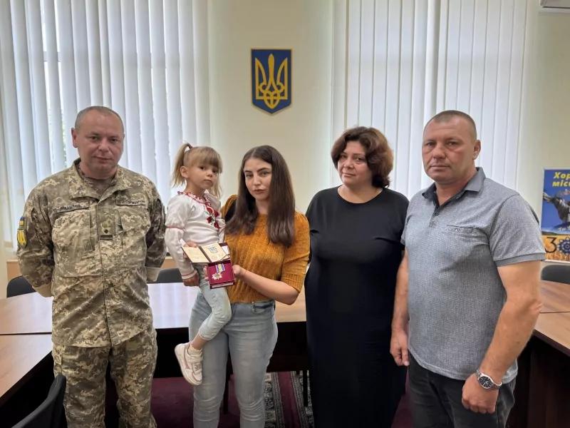 У Хорольській громаді рідним полеглого Захисника України передали державну нагороду