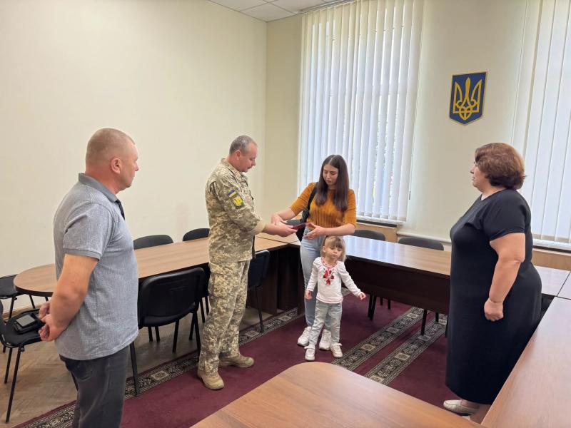 У Хорольській громаді рідним полеглого Захисника України передали державну нагороду