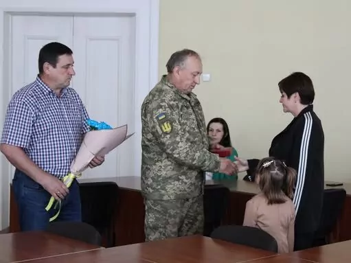 У Карлівській громаді рідним полеглого Захисника України передали державну нагороду