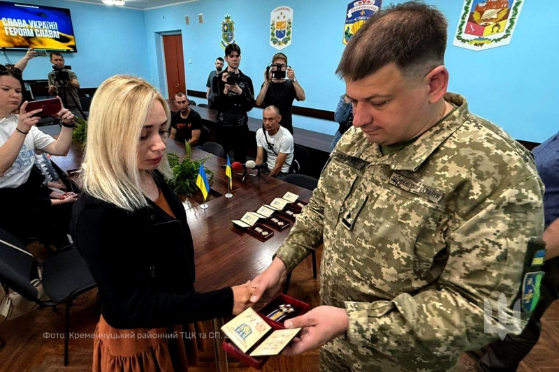 У Кременчуці родинам загиблих Захисників передали Ордени “За мужність” 