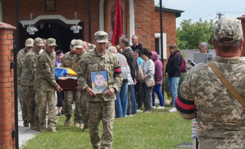 У Лебедині попрощалися з полеглим героєм Денисом Васильченком