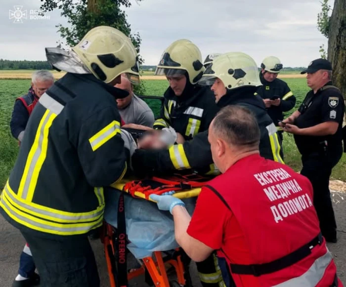У Луцькому районі рятувальники визволили дівчину з понівеченого авто після ДТП