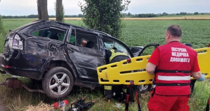 У Луцькому районі рятувальники визволили дівчину з понівеченого авто після ДТП