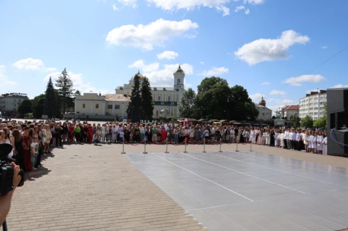 У Луцьку 230 випускників шкіл отримали свідоцтва з відзнакою