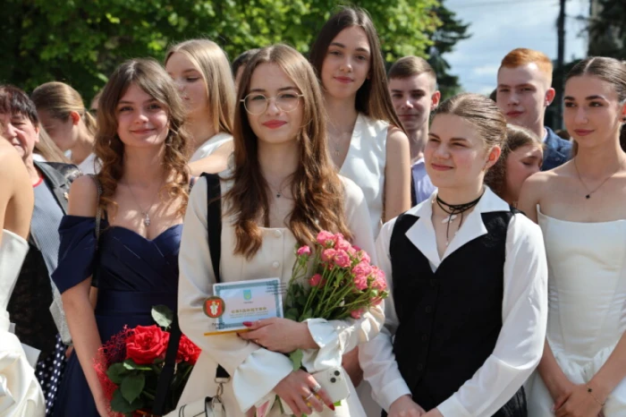 У Луцьку 230 випускників шкіл отримали свідоцтва з відзнакою