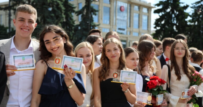 У Луцьку 230 випускників шкіл отримали свідоцтва з відзнакою