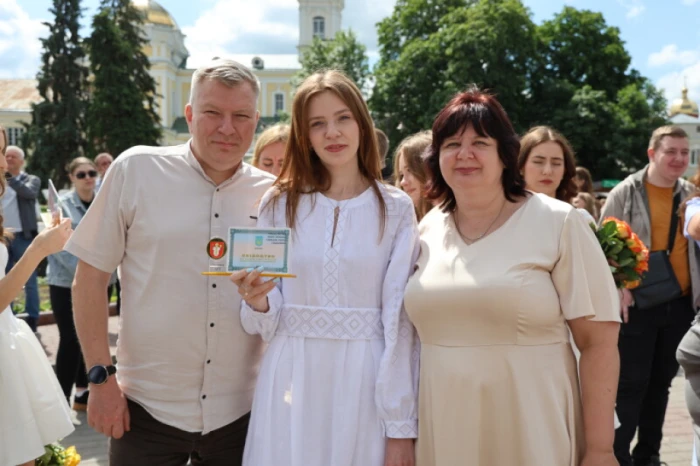 У Луцьку 230 випускників шкіл отримали свідоцтва з відзнакою