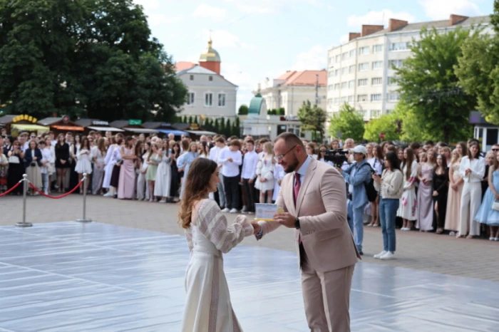 У Луцьку 230 випускників шкіл отримали свідоцтва з відзнакою