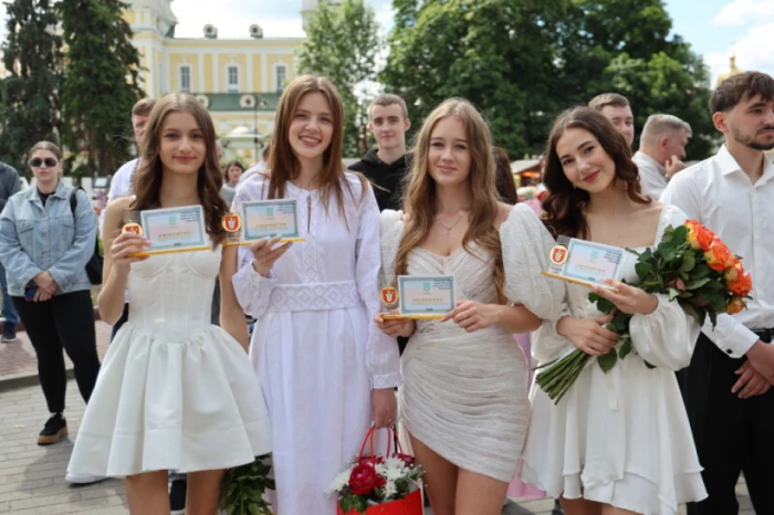 У Луцьку 230 випускників шкіл отримали свідоцтва з відзнакою