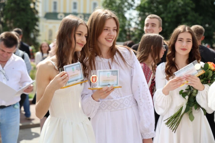 У Луцьку 230 випускників шкіл отримали свідоцтва з відзнакою