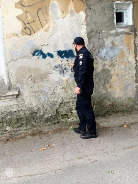 У Луцьку патрульні разом із громадськістю зафарбовували наркорекламу на стінах будинків