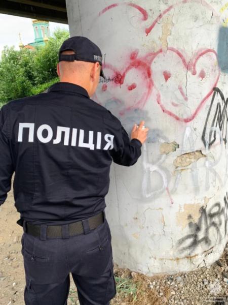 У Луцьку патрульні разом із громадськістю зафарбовували наркорекламу на стінах будинків