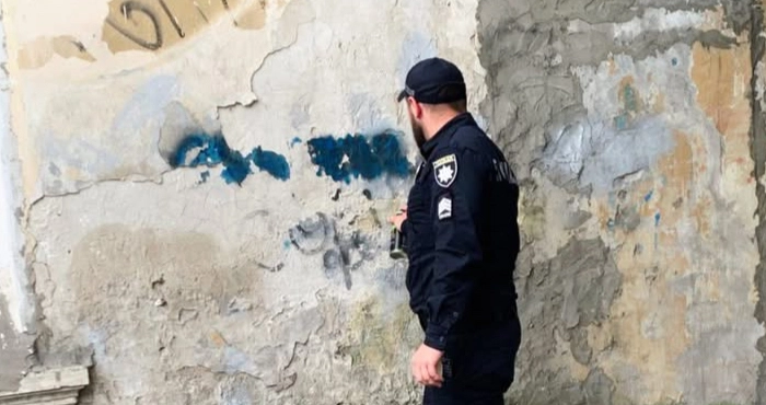 У Луцьку патрульні разом із громадськістю зафарбовували наркорекламу на стінах будинків