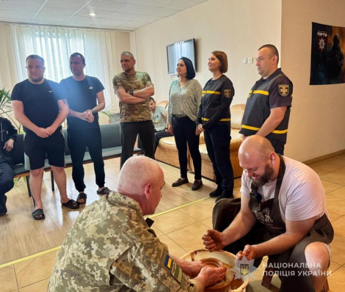 У Луцьку прикордонник організував майстер-клас з гончарства  для поранених військових