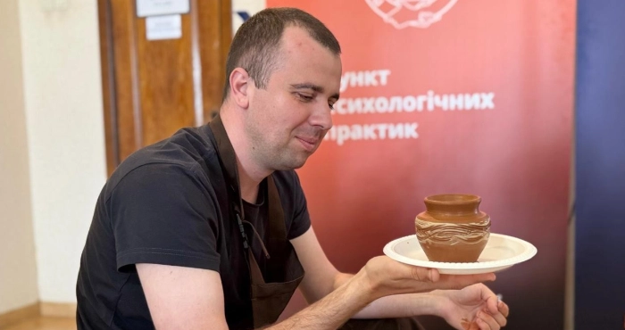 У Луцьку прикордонник організував майстер-клас з гончарства  для поранених військових