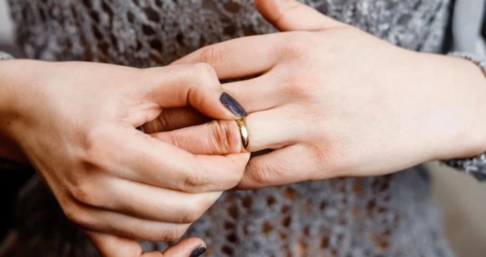 У Луцьку рятувальники зняли жінці каблучку, що перетиснула палець