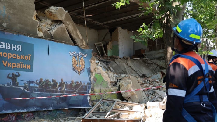 У Миколаєві обвалилася частина будівлі ''Дормашини'', яка була пошкоджена обстрілом РФ