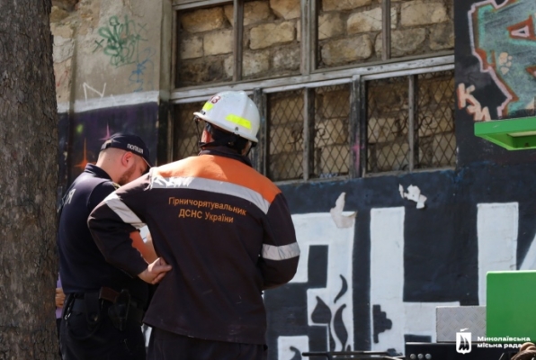 У Миколаєві обвалилася частина будівлі ''Дормашини'', яка була пошкоджена обстрілом РФ