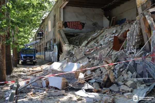 У Миколаєві обвалилася частина будівлі ''Дормашини'', яка була пошкоджена обстрілом РФ