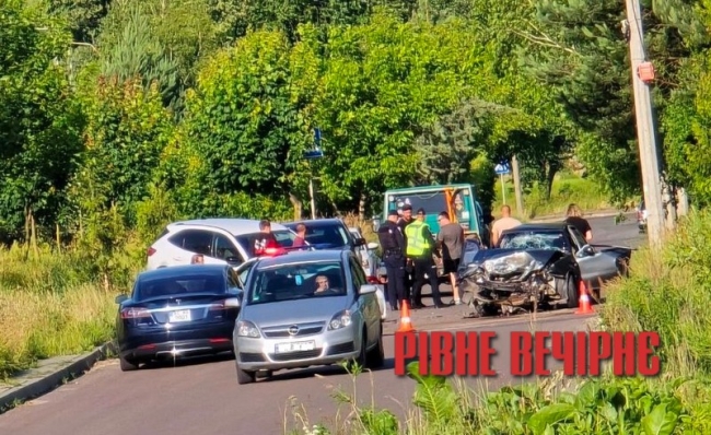 У Рівному під час лобового зіткнення розбили два авто (ФОТО/ВІДЕО)