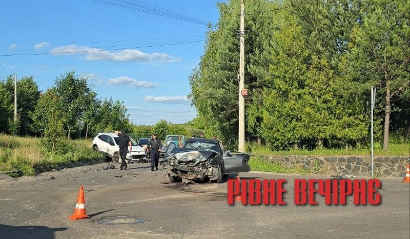 У Рівному під час лобового зіткнення розбили два авто (ФОТО/ВІДЕО)